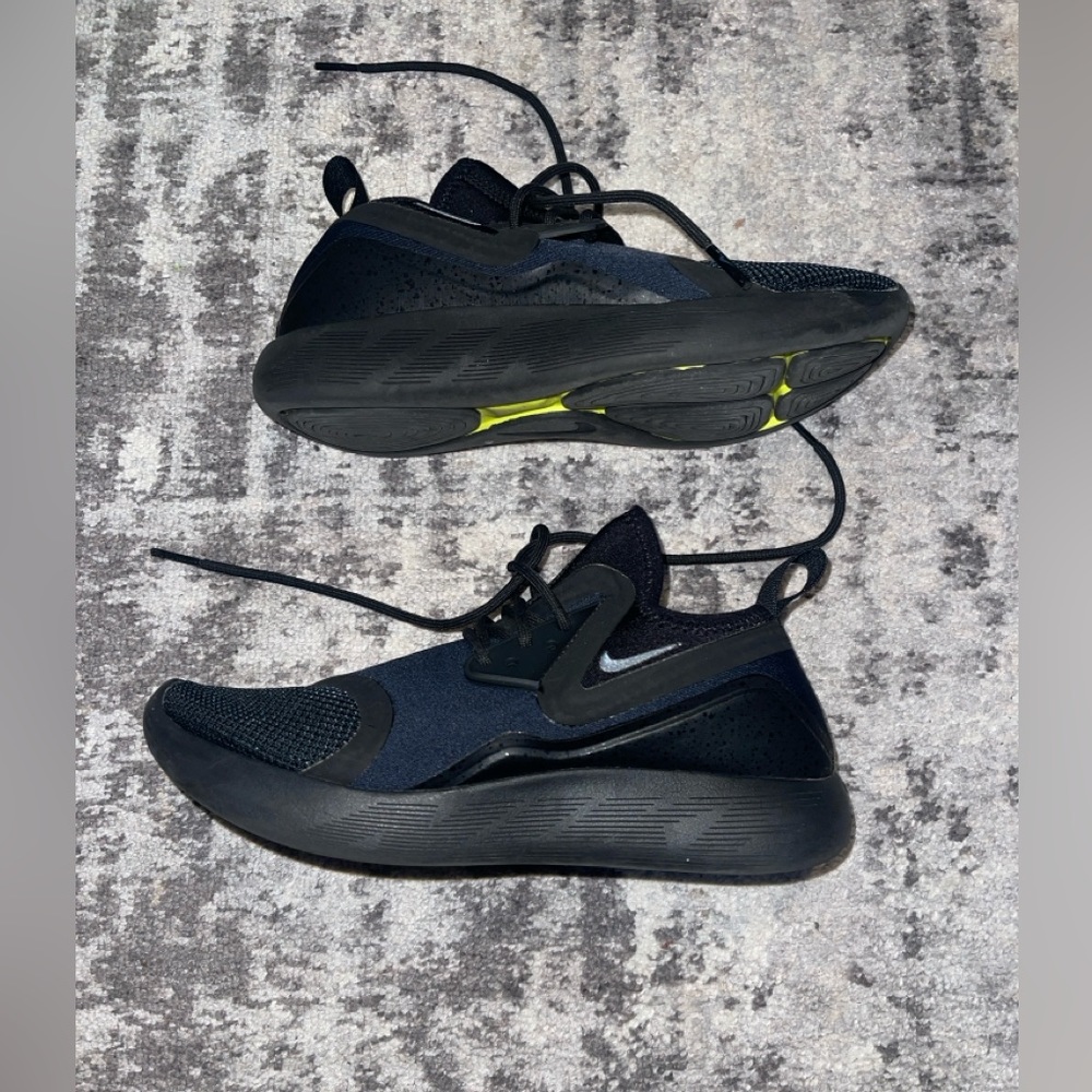 Nike - Picture 3 of 6